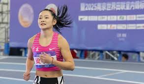 场上绽放光